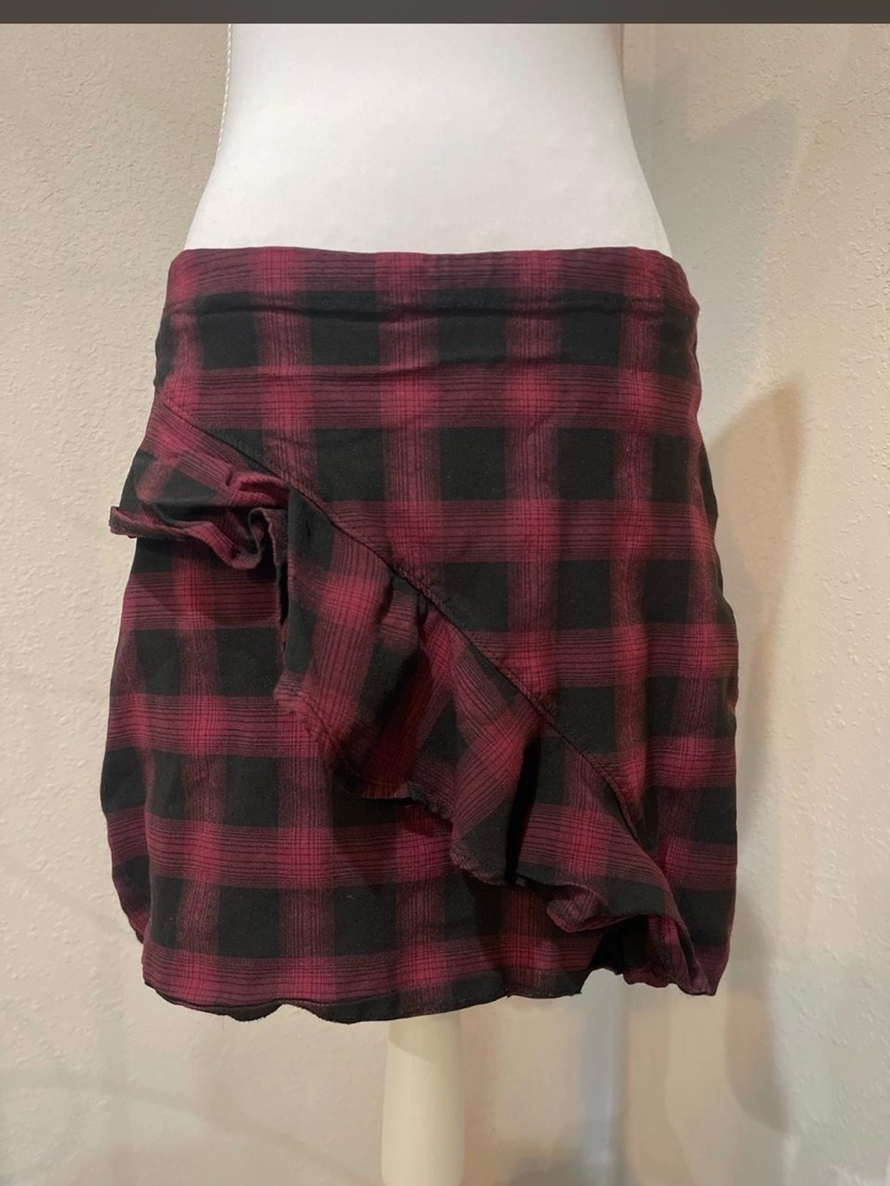 Mossimo black and burgundy plaid mini skirt with ruffle detail, size 12